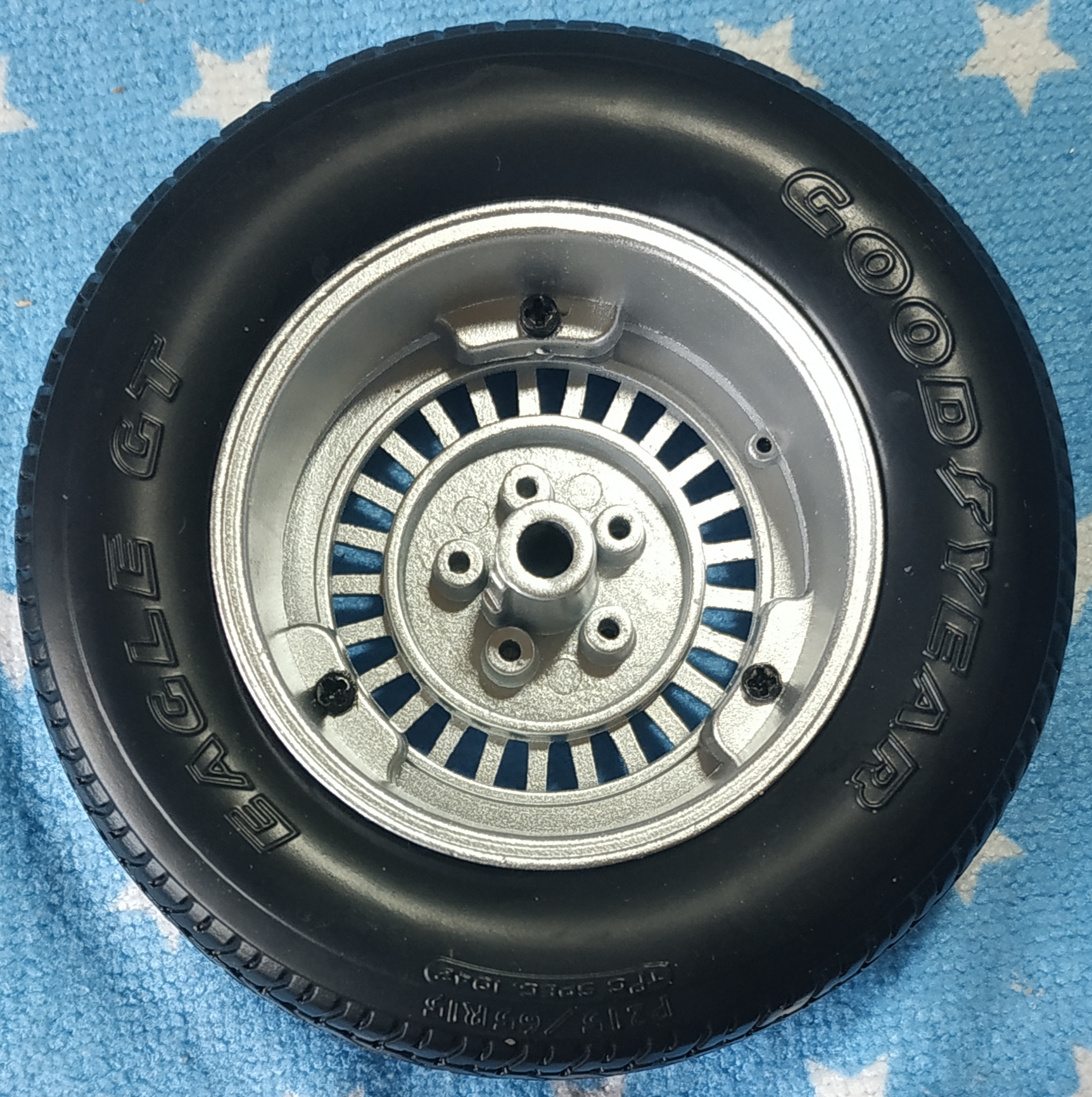 montage de la roue arrière gauche, étapes 1 à 2