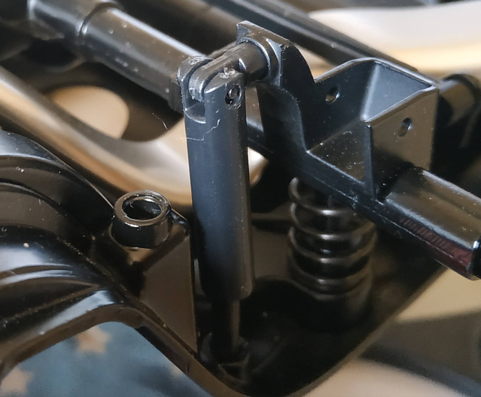 montage de la roue arrière gauche, étapes 1 à 4