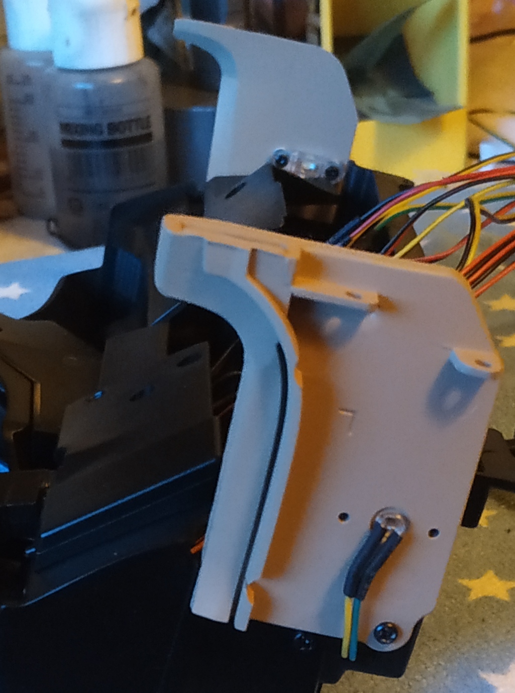 étapes 7 à 9, assemblage des boîtiers d'éclairage de plancher sur les panneaux avant gauche et droite, et montage sur le tableau de bord