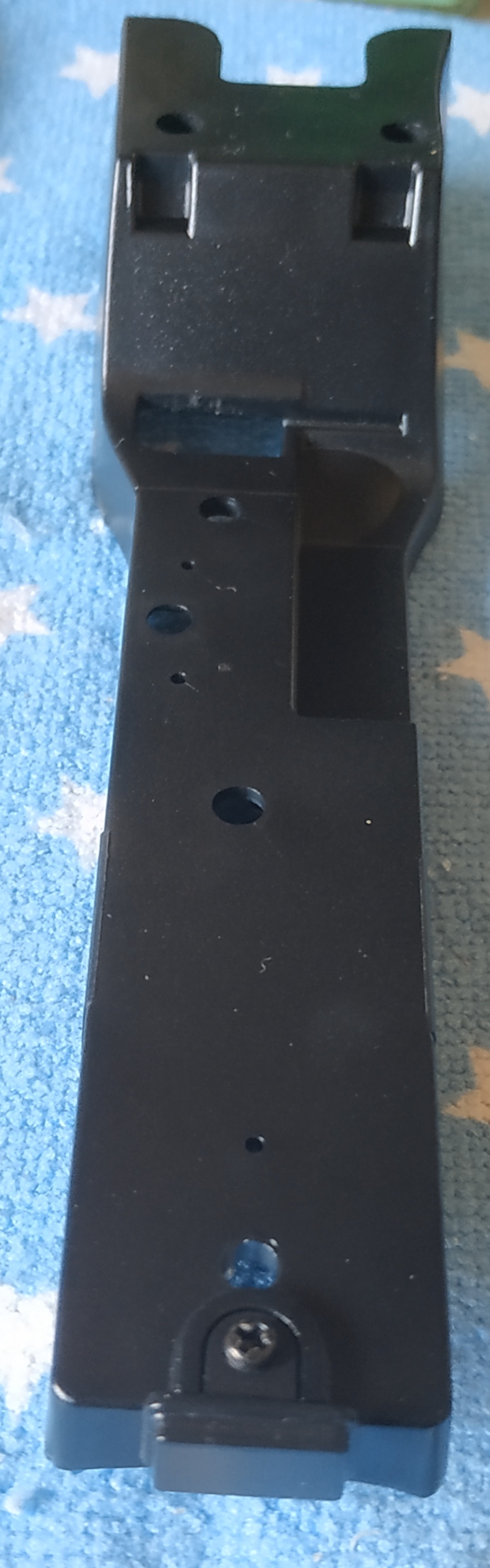 étapes 4 et 5, assemblage du cendrier arrière sur la coque du tunnel de transmission