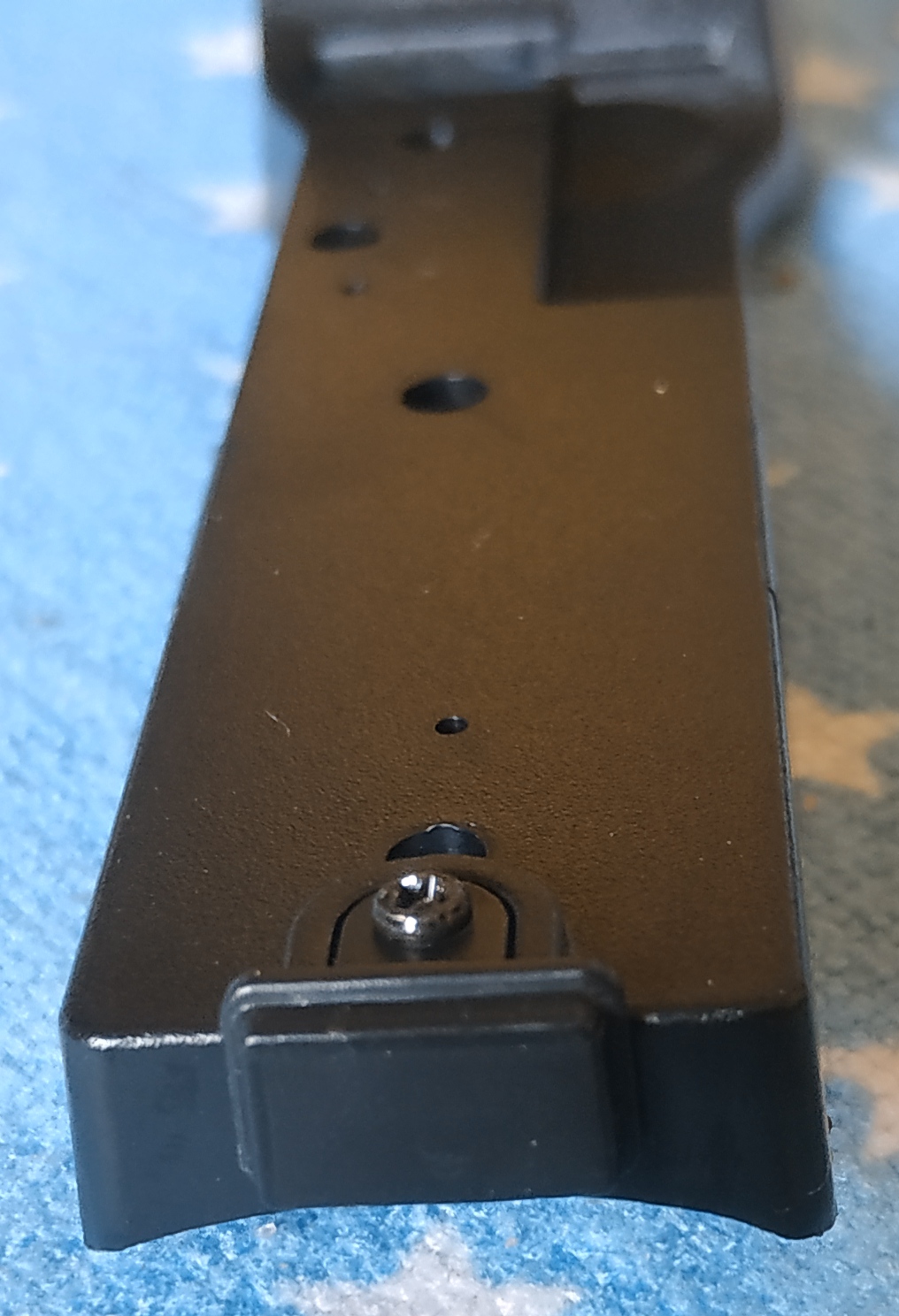 étapes 4 et 5, assemblage du cendrier arrière sur la coque du tunnel de transmission