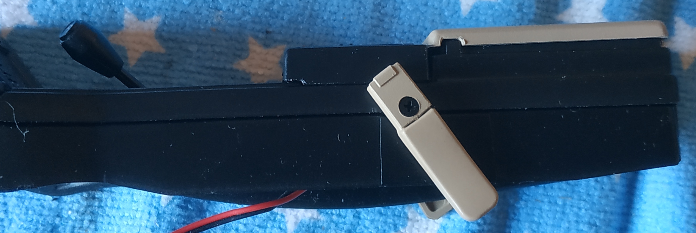 étapes 1 et 2, assemblage des boucles de ceintures de sécurité conducteur et passager sur l'habillage du tunnel de transmission