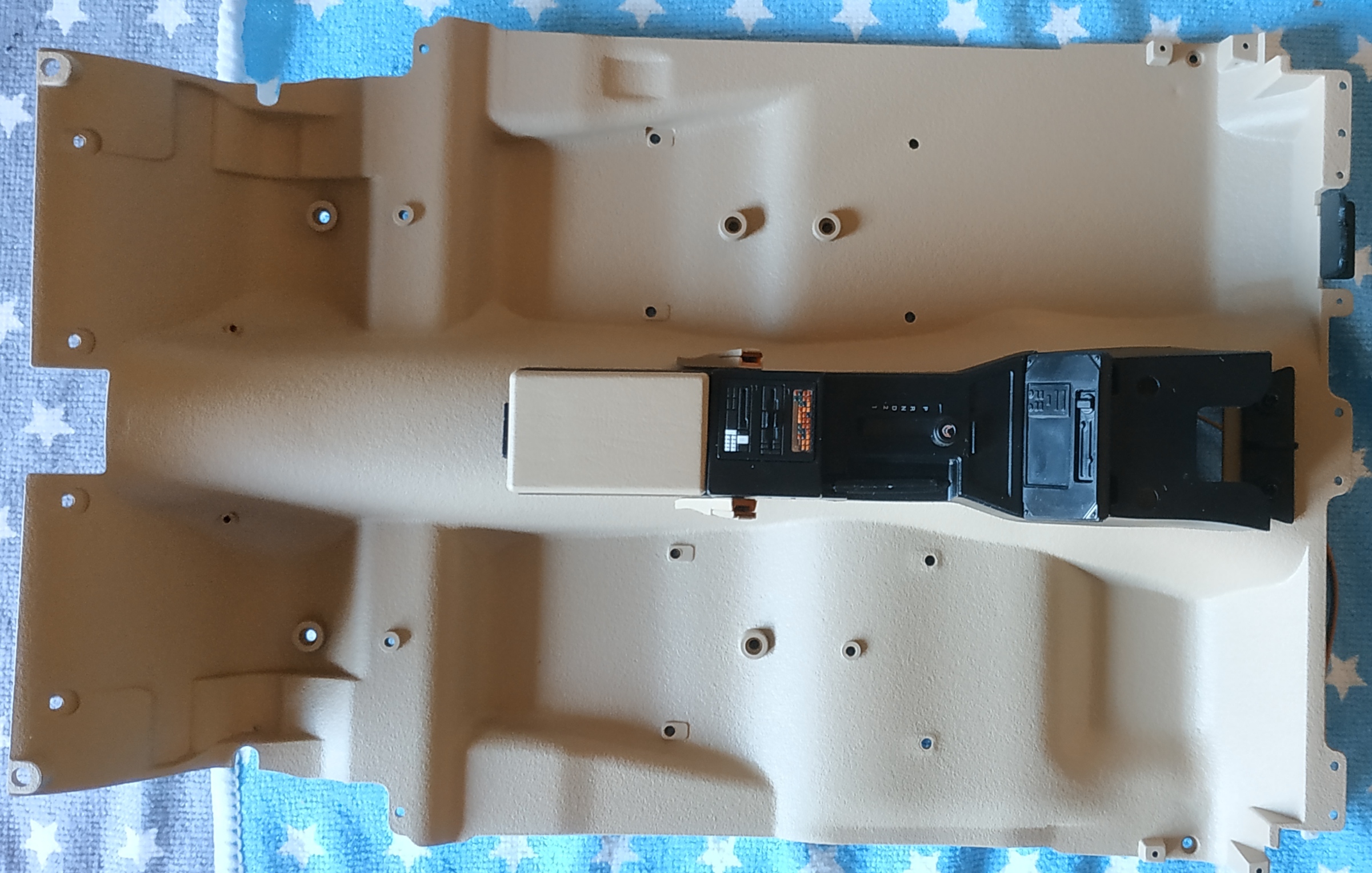 étapes 6 et 7, assemblage de l'habillage du tunnel de transmission sur le centre du panneau du plancher intérieur