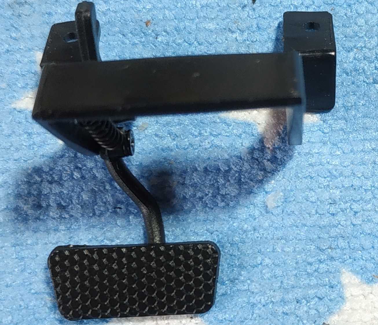 étapes 1 et 2, assemblage de la pédale de frein