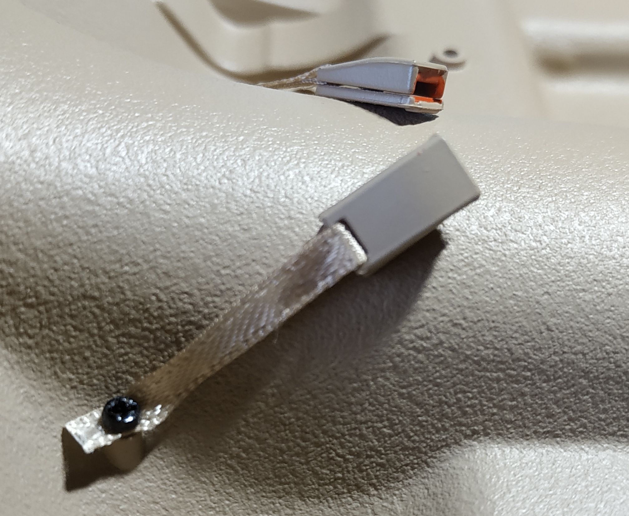 étapes 5, assemblage des ancrages des ceintures de sécurité arrière