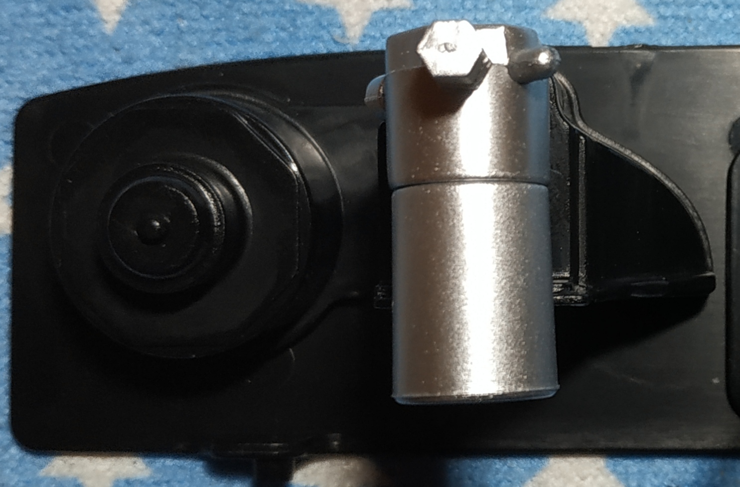 étapes 6 à 7, assemblage du vase d'expansion et du boîtier du module de chauffage, puis montage de l'ensemble sur la cloison pare-feu