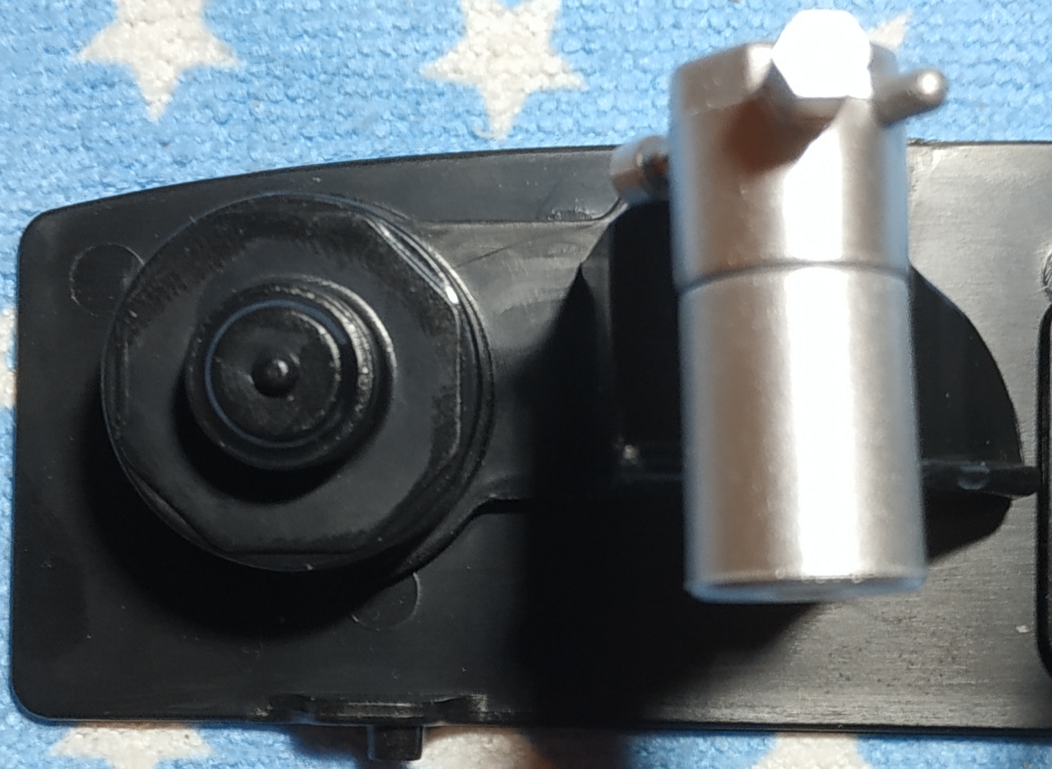 étapes 6 à 7, assemblage du vase d'expansion et du boîtier du module de chauffage, puis montage de l'ensemble sur la cloison pare-feu