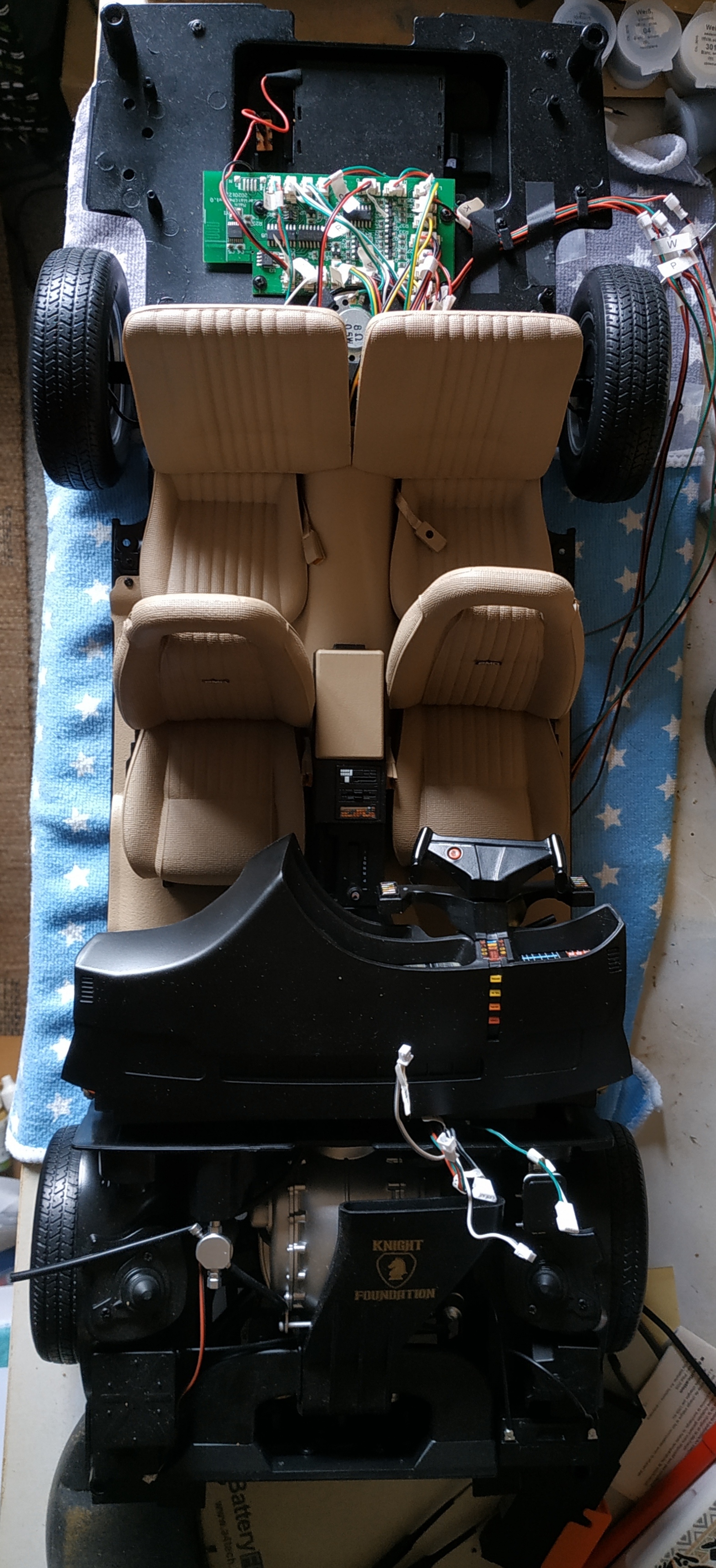 résultat - assemblage du panneau de plancher intérieur sur la section centrale du châssis, lumière au ambiante