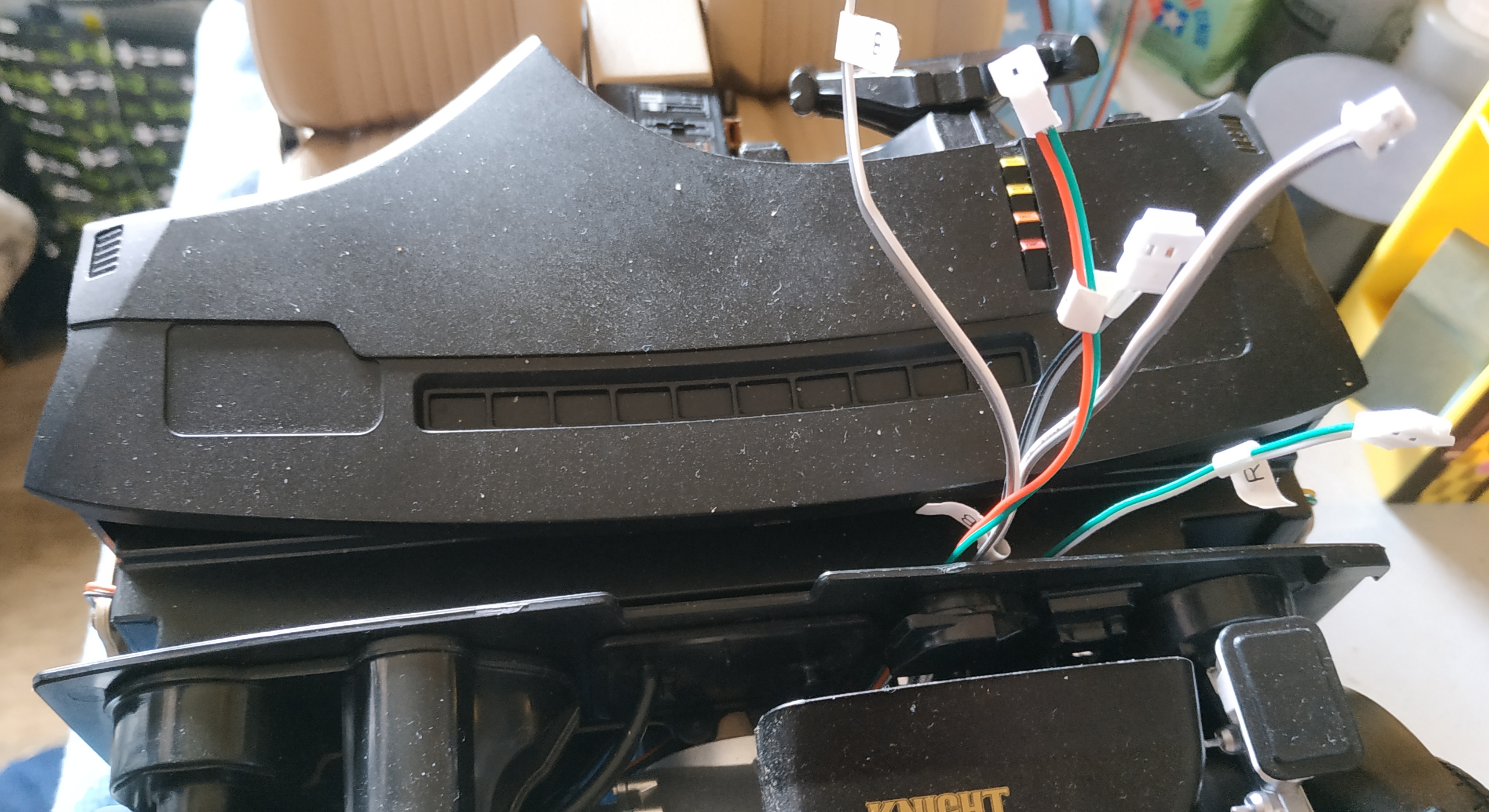 résultat - assemblage du panneau de plancher intérieur sur la section centrale du châssis, côté tableau de bord