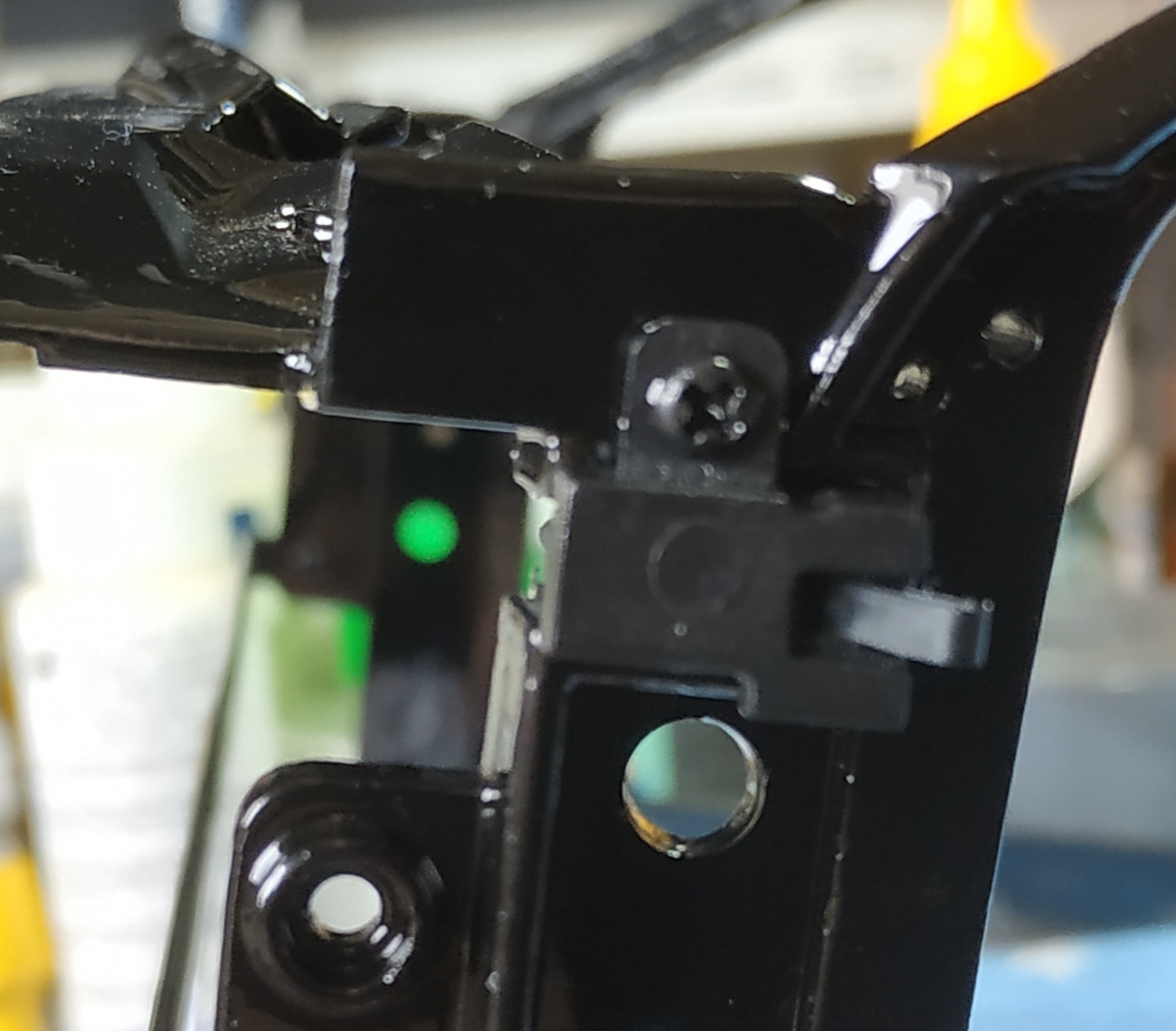 Etape 1, 2, 3, assemblage du boîtier de l'interrupteur sur la portière