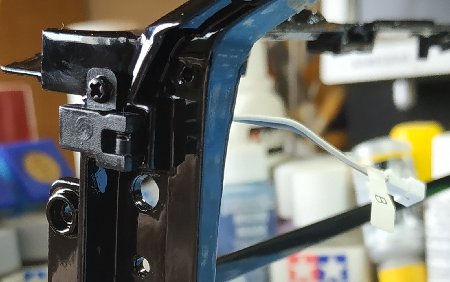 résultat - Etape 1, 2, 3, assemblage du boîtier de l'interrupteur sur la portière