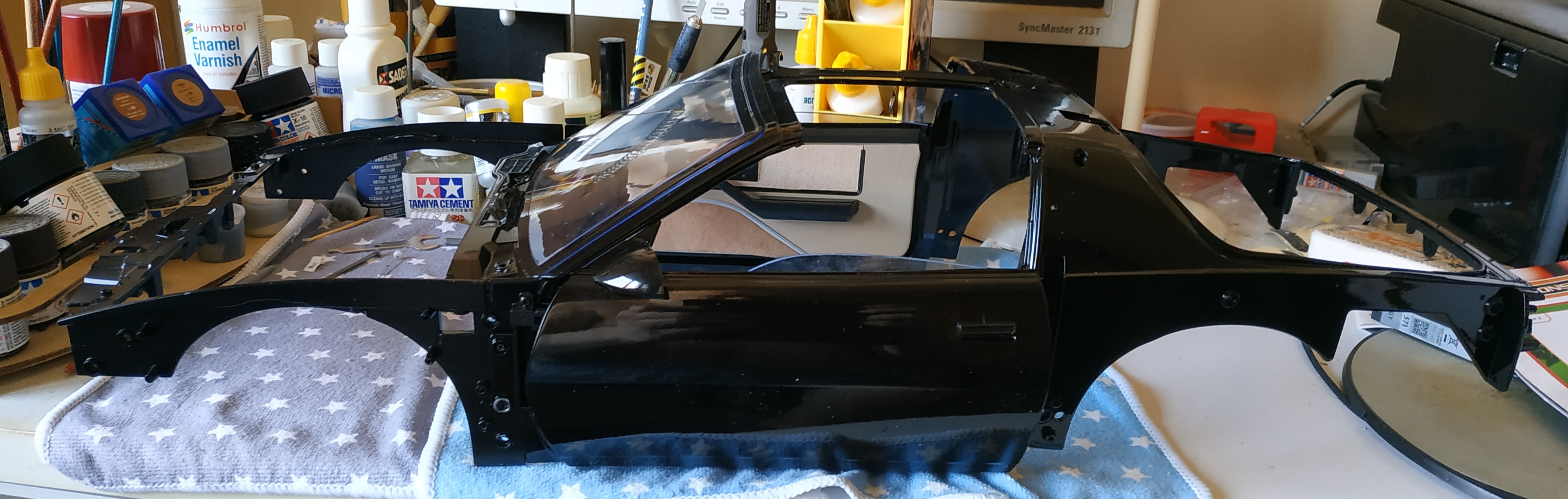 étapes 4, 5, 6, et 7, montage du cadre du compartiment moteur, vue de profil