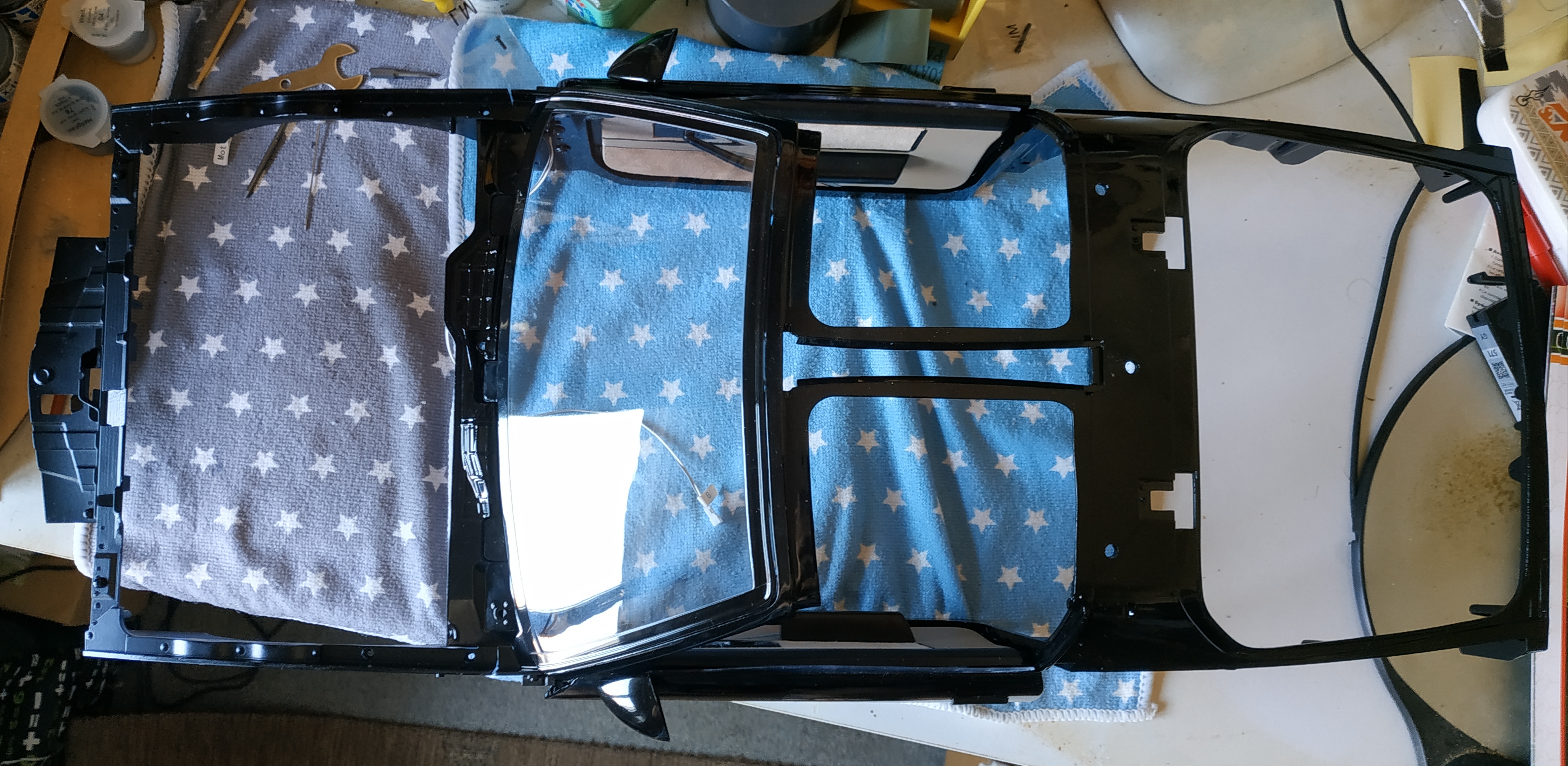 étapes 4, 5, 6, et 7, montage du cadre du compartiment moteur, vue du dessus