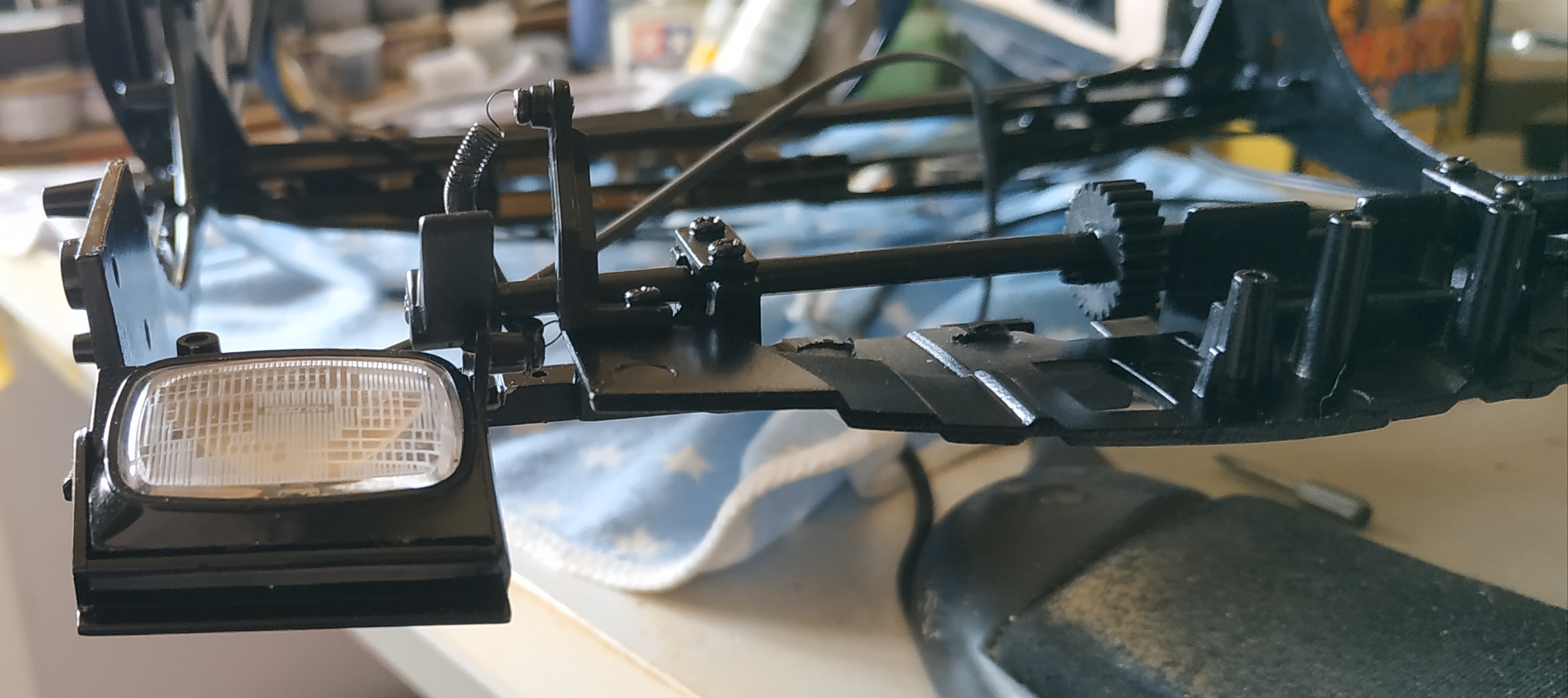 étapes 8 à 12, mise en fonction de la tige d'actionnement des phares avec les ressorts et les leviers à ressort