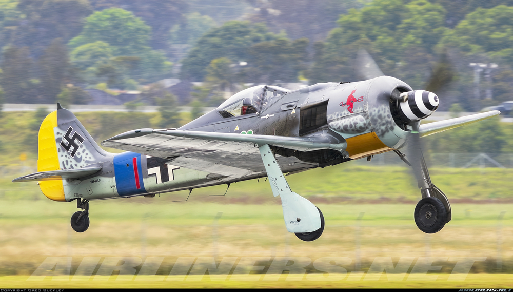 un Focke-Wulf Fw-190A-8 vu de 3/4 avant droit, entrain de décoller