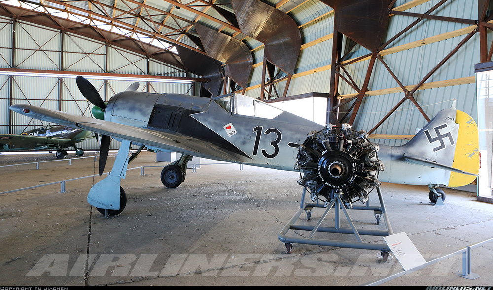 un Focke-Wulf Fw-190A-8 vu de profil gauche avec exposition de son moteur à côté