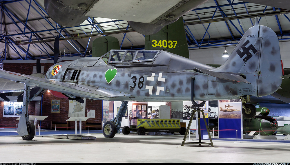 un Focke-Wulf Fw-190F-8/U1 vu de profil gauche