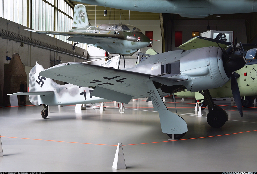 un Focke-Wulf Fw-190A-8 vu de 3/4 avant droit