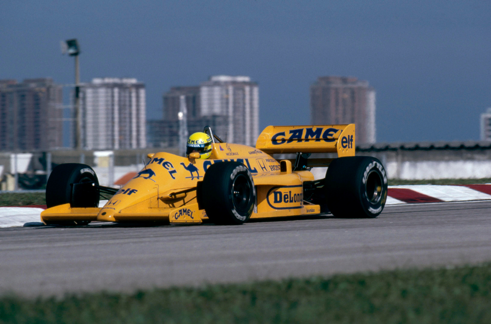 la Lotus 99T 1987 vue de 3/4 avant gauche