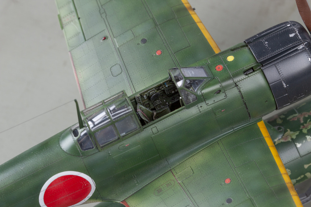 la maquette montée et peinte, zoom sur le cockpit vu de la droite, légèrement en hauteur