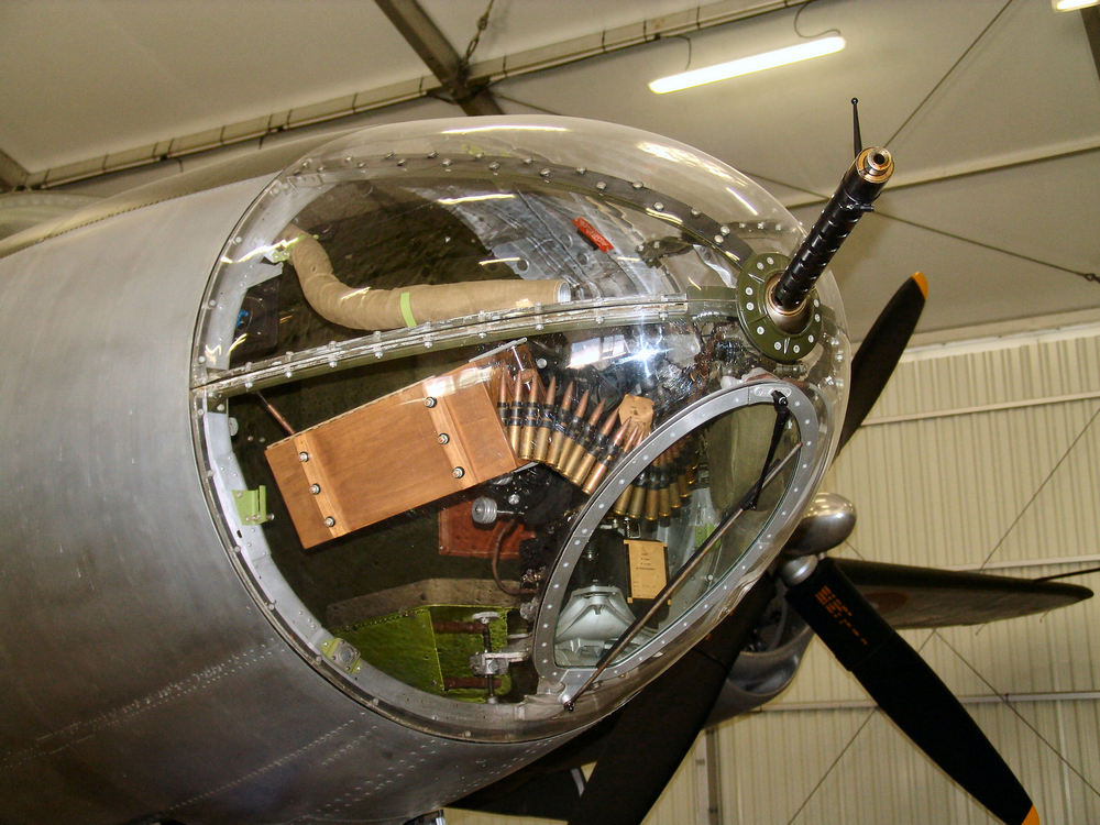 un B-26G Marauder, vue sur la verrière du nez de l'appareil, le poste du mitrailleur