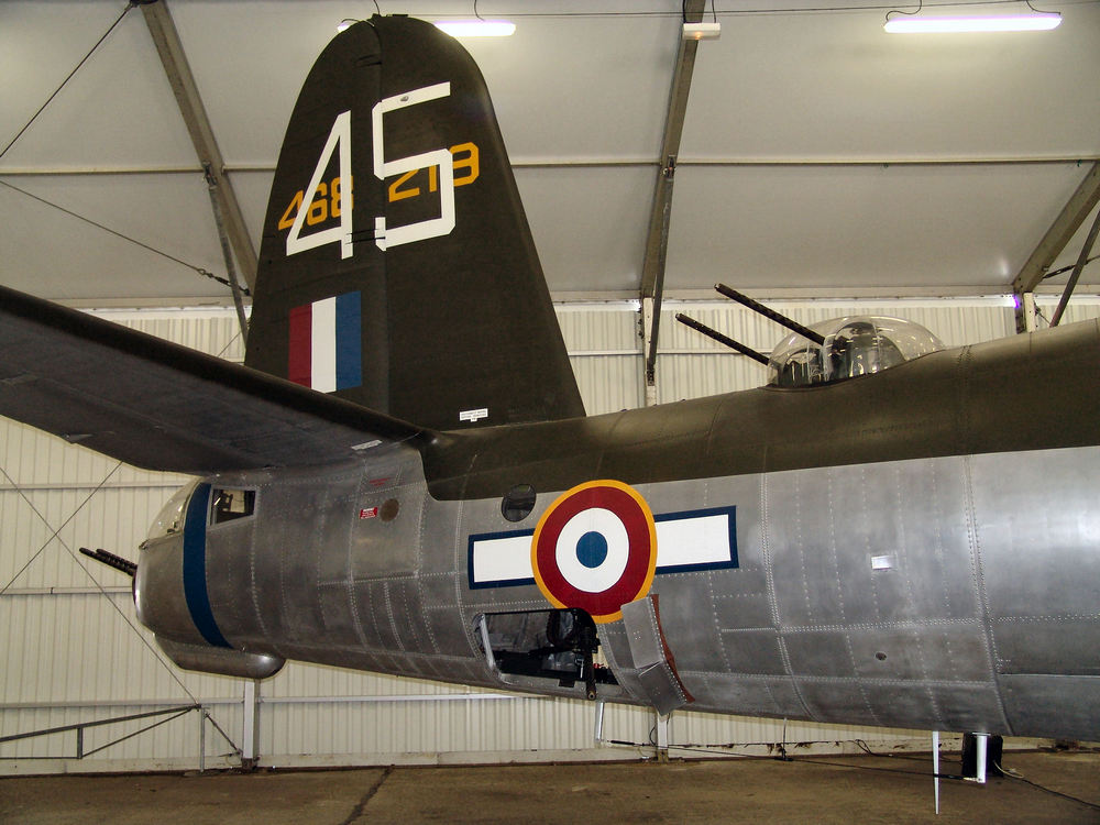 la queue d'un B-26G Marauder avec vue sur les mitrailleuses ventrales, dorsales et arrière