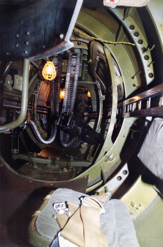 l'intérieur d'un Martin B-26G Marauder avec vue sur un des postes de mitrailleur