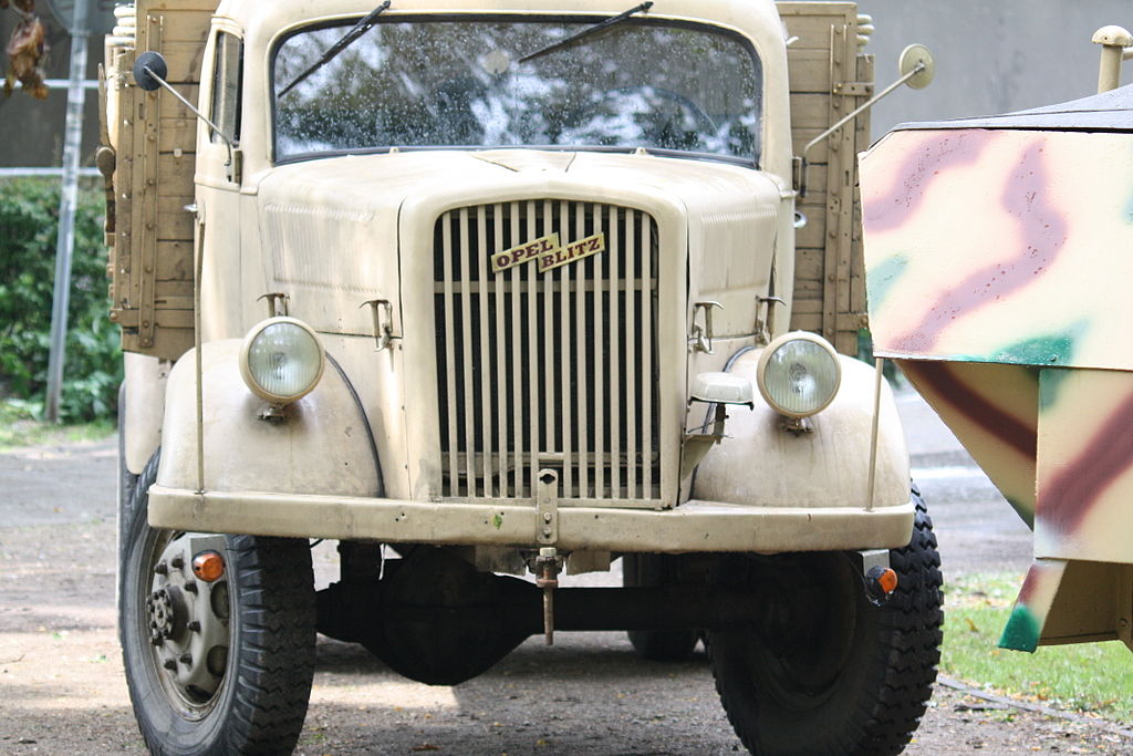 un Blitz A 3,6 à 4 roues motrices avec voyant occultant vu de face