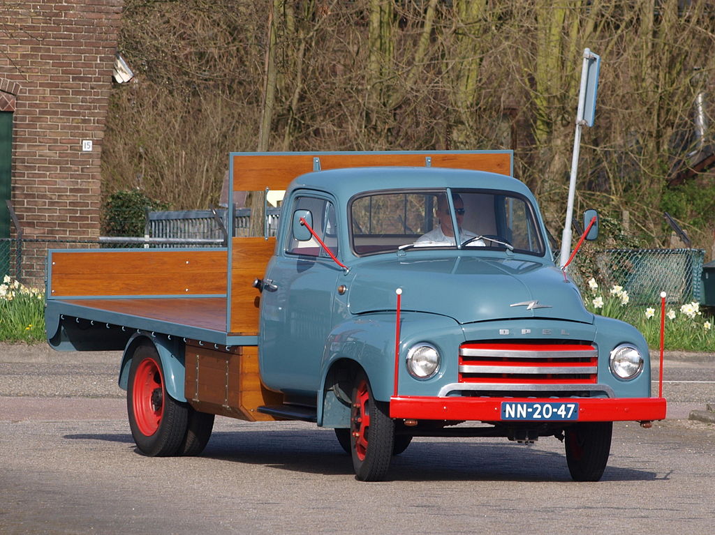 une camionnette des années 1950 vue de 3/4 avant droit