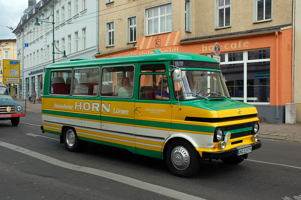 un Coach de 1965, vu de 3/4 avant droit