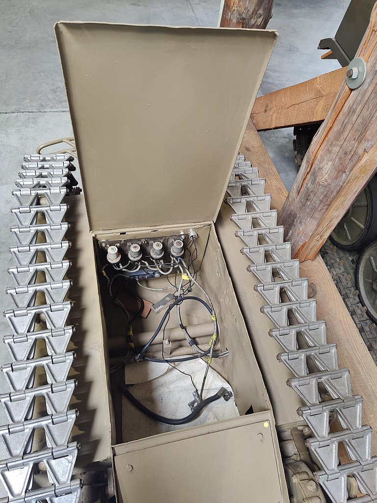 un porte-charge Goliath à WTS-Koblenz, vu du dessus, coffre ouvert, vu sur le système électrique