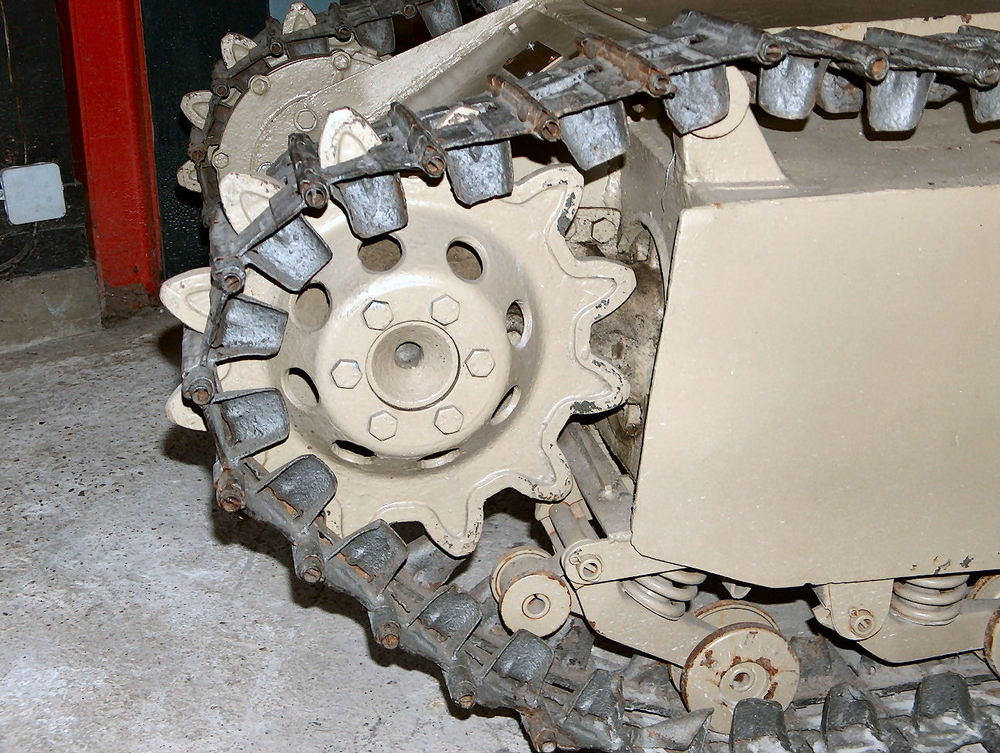 zoom sur le côté avant gauche d'un char explosif Goliath