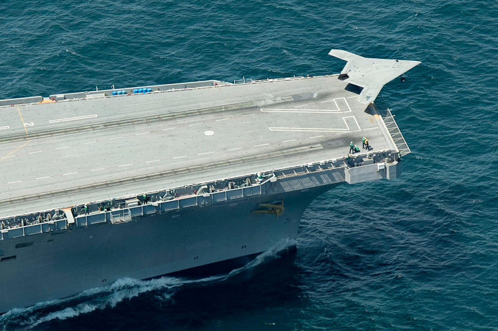 un X-47B est lancé depuis George H.W. Bush, le 14 mai 2013