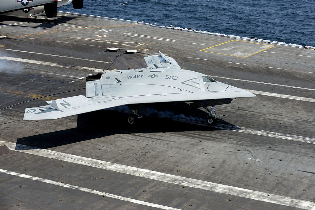 un X-47B réussit un atterrissage arrêté sur le George H.W. Bush, le 10 juillet 2013