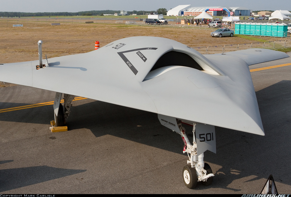 un X-47B vu de 3/4 avant droit, légèrement aérienne