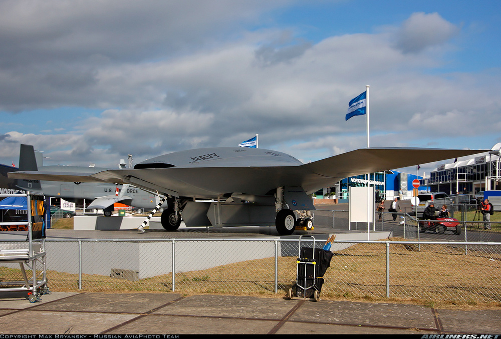 un UCAV X-47B vu de 3/4 avant gauche, vu du sol