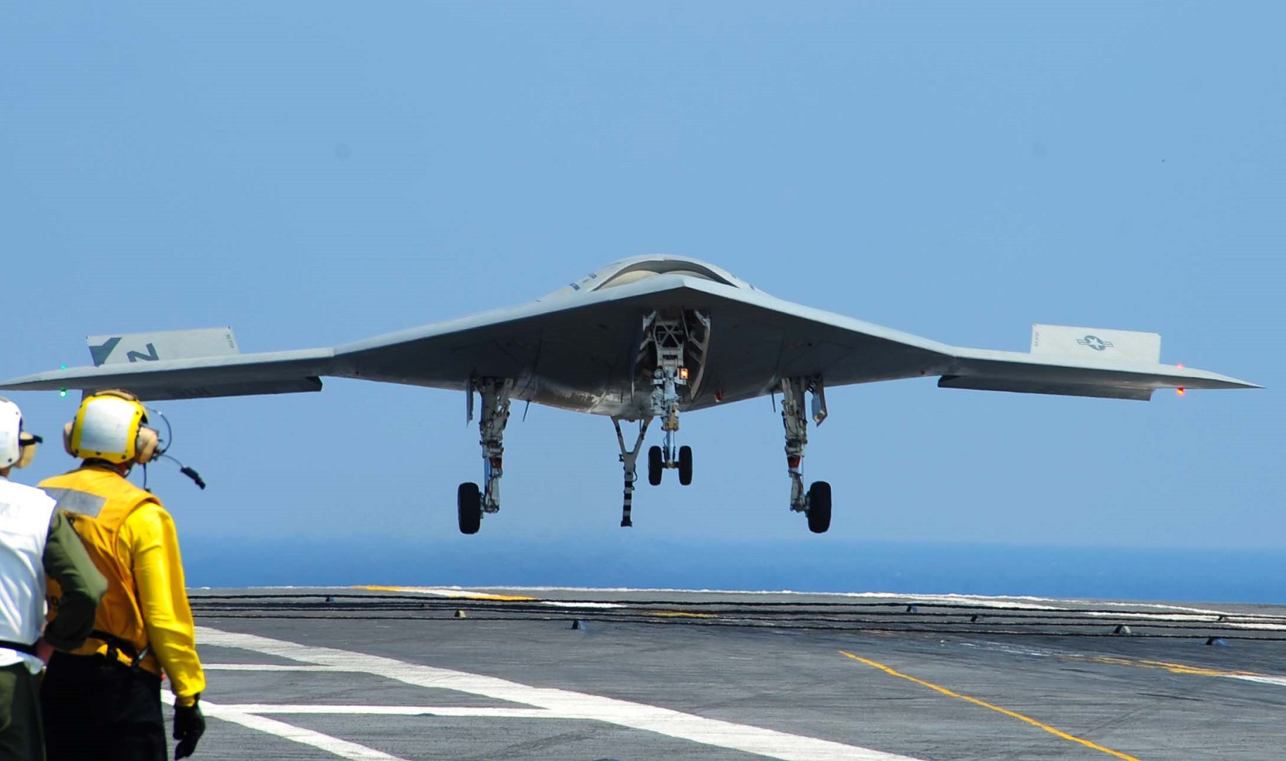 un X-47B entrain d'atterrir sur un porte-avions