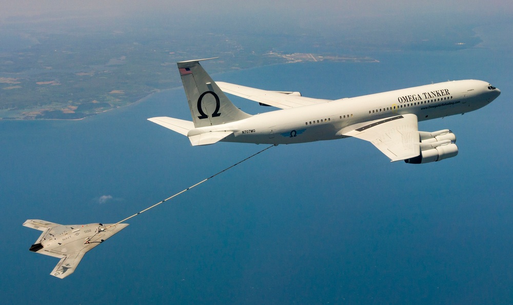 le ravitaillement d'un X-47B en vol (vue sur le X-47B et son ravitailleur)