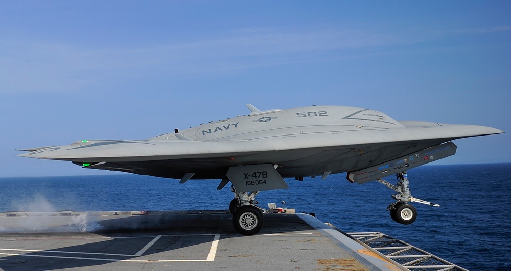un X-47B entrain de décoller d'un porte-avions