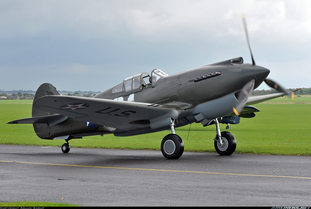 un Curtiss P-40B Warhawk en roulage pour son exposition au Duxford Autumn Airshow 2013