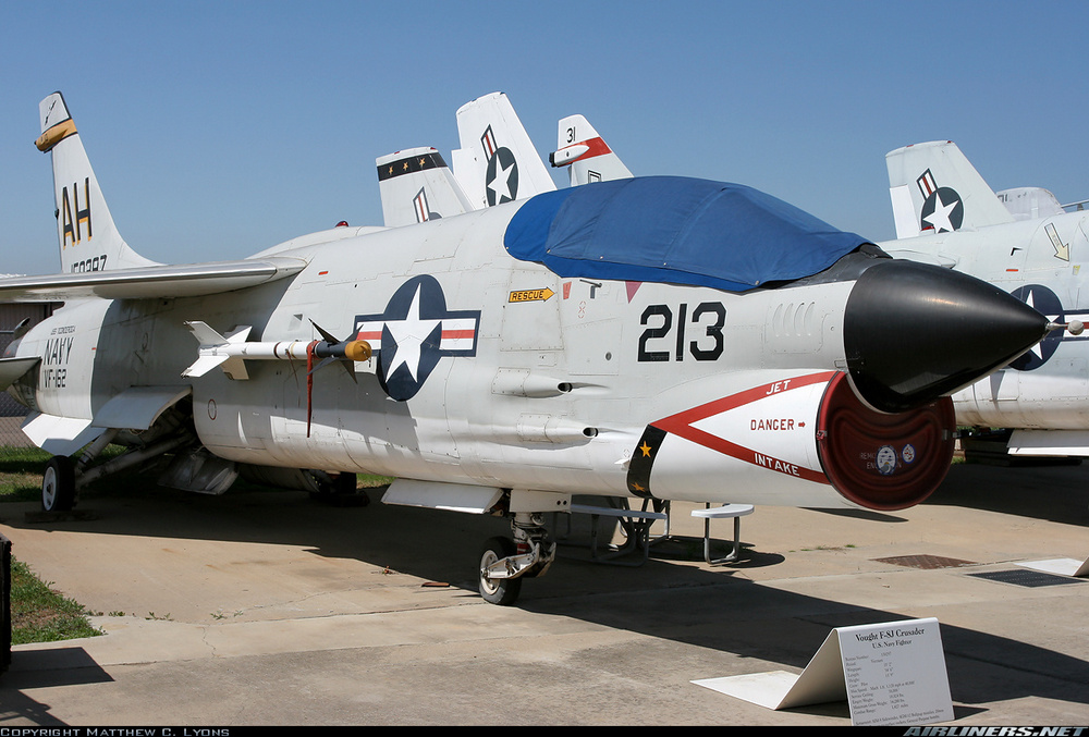 un Vought F-8E Crusader vu de 3/4 avant droit