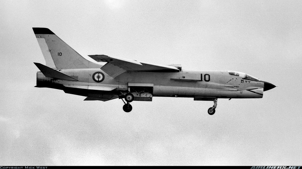 un F-8E(FN) Crusader de la Marine française arrive pour l'Air Tattoo de 1974