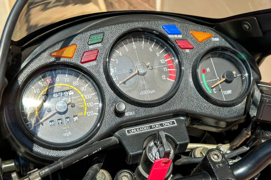 le tableau de bord d'une Yamaha RZ350 1984 rouge métallisé, blanc et bleu