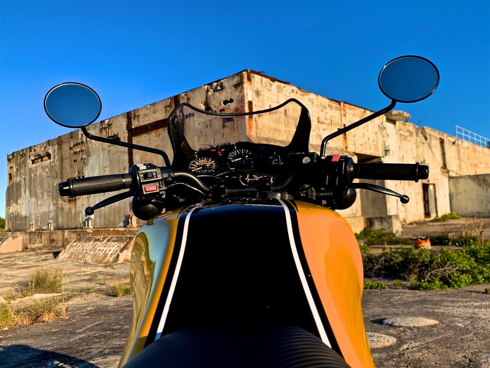 vue sur le réservoir d'essence et le tableau de bord