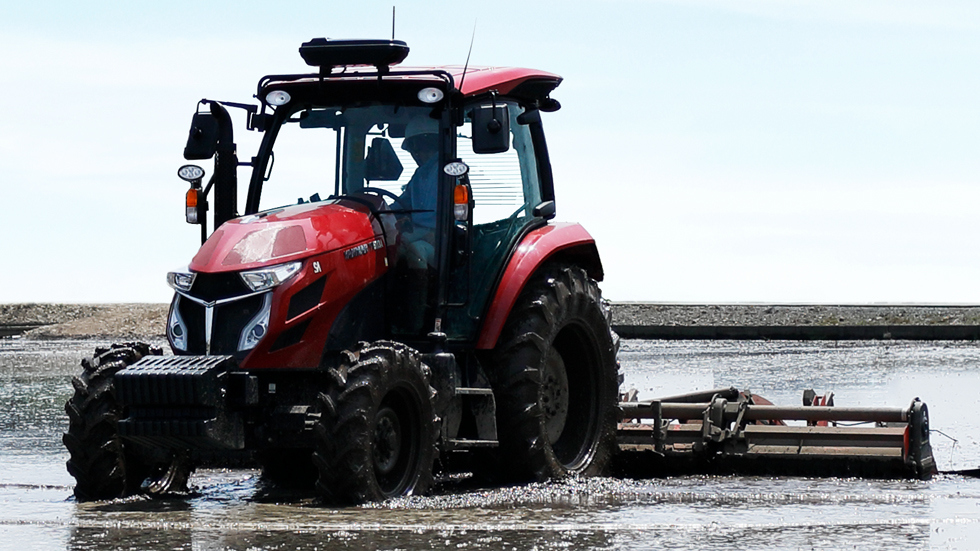 le Yanmar YT5113A vue de 3/4 avant gauche en action dans une rizière