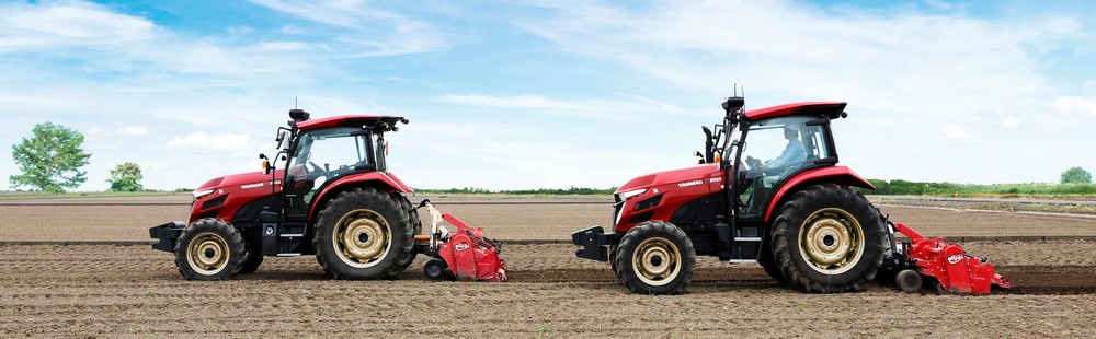 2 tracteurs travaillent le champ