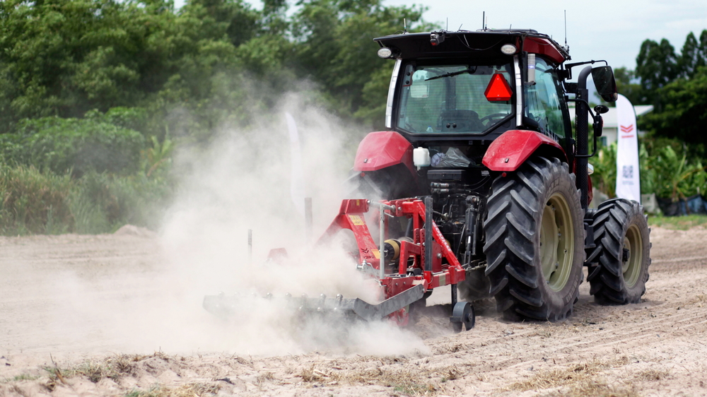 le Yanmar YT5113A vue de 3/4 arrière droit en action dans un champs