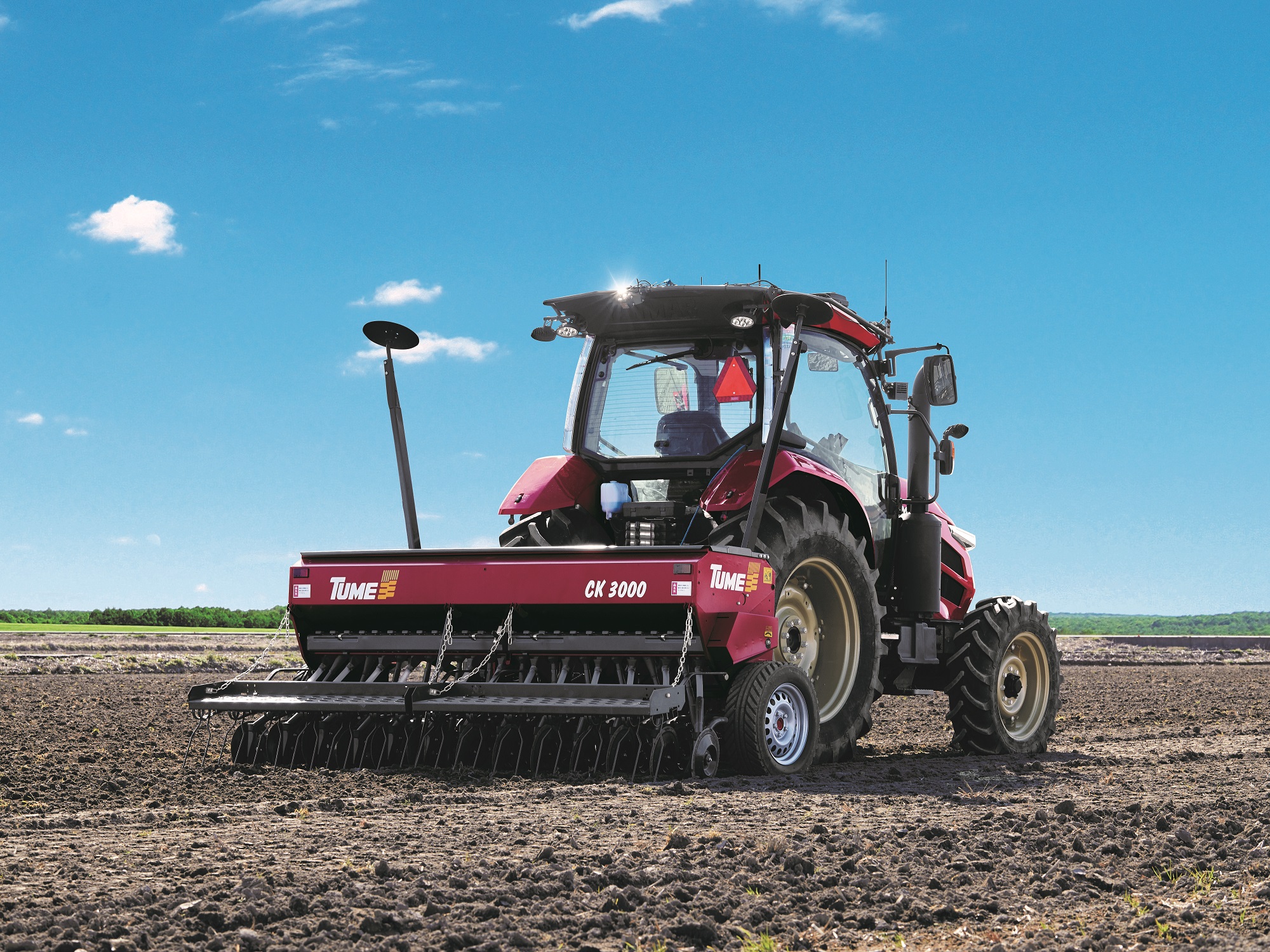 le Yanmar YT5113A vue de 3/4 arrière droit en action dans un champs