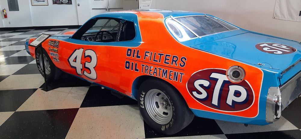 la Dodge Charger 1974 de Richard Petty vue de 3/4 arrière - livrée Blue Petty et orange, numéro 43