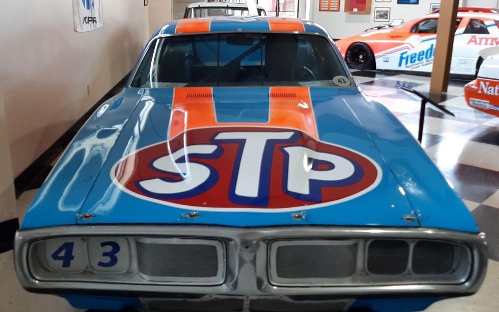 la Dodge Charger 1974 de Richard Petty vue de face - livrée Blue Petty et orange, numéro 43